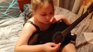 Учу играть на гитаре 🎸. Наша Таня👍