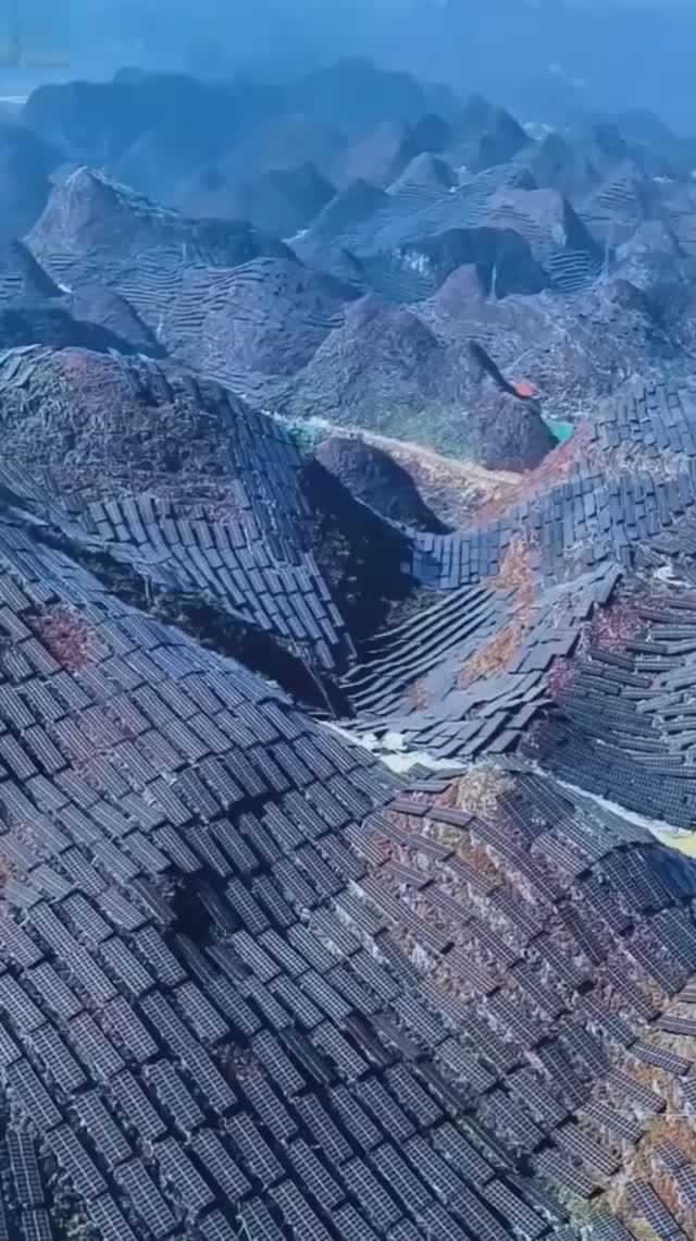 Только в Китае - вот такая солнечная электростанция в провинции Гуйчжоу🏞️