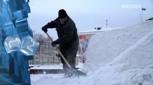 На центральной площади Березовского полным ходом идет строительство снежного городка