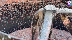 🎠 На детской площадке на улице Кирова, 119 завершают укладку резинового покрытия