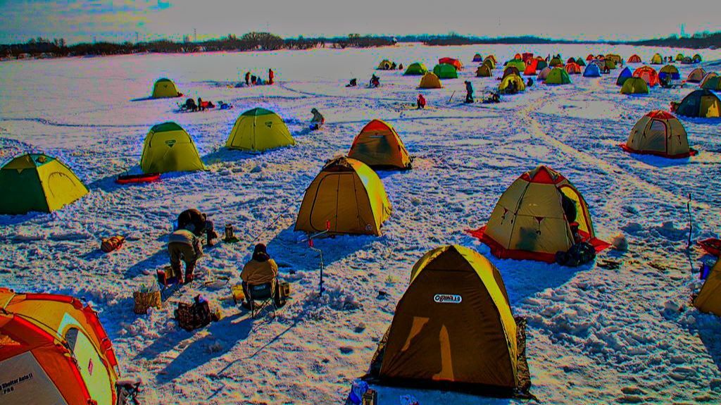 Рыба пошла и ВСЯ ДЕРЕВНЯ НОЧУЕТ НА ЛЬДУ! Зимняя рыбалка 2025