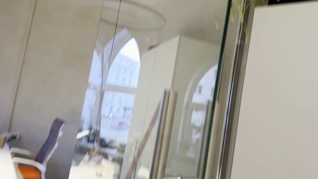 Свет, тишина и воздух что дают цельностеклянные перегородки современному офису смотреть онлайн