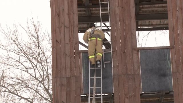 Соревнования по боевому развертыванию прошли среди пожарных частей Каменска-Уральского. смотреть онлайн