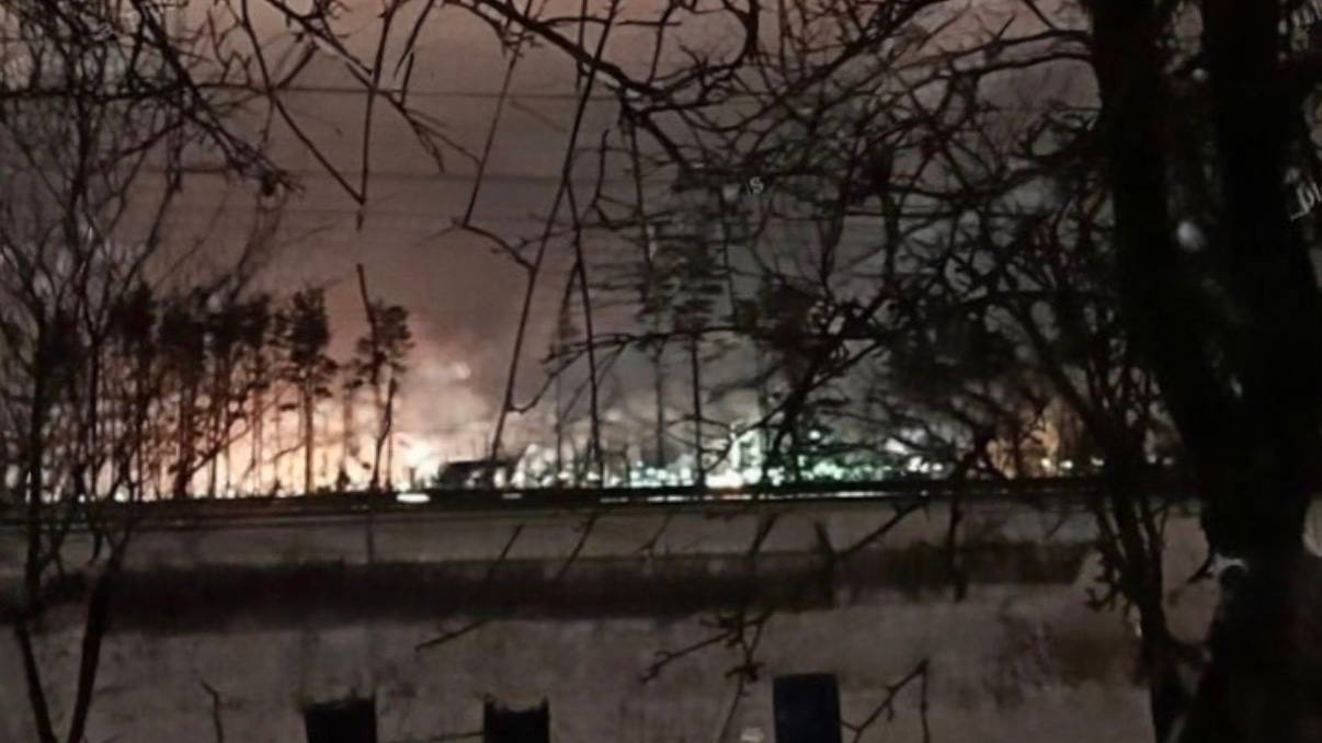 Появились кадры атаки БПЛА на Тольятти. Атакован промышленный объект. 19.12.2025 смотреть онлайн