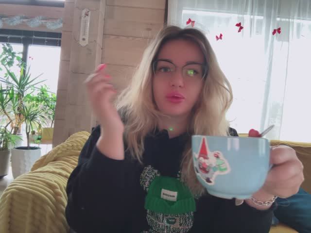 Коты СИРОТЫ съели всю еду🥲им нечего есть🥲сидят в коробках! Я пью кофе ☕️ смотреть онлайн