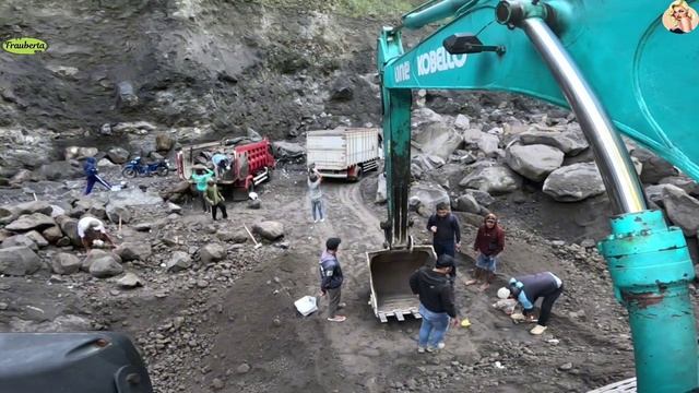 Строительство, экскаватор копает песок смотреть онлайн