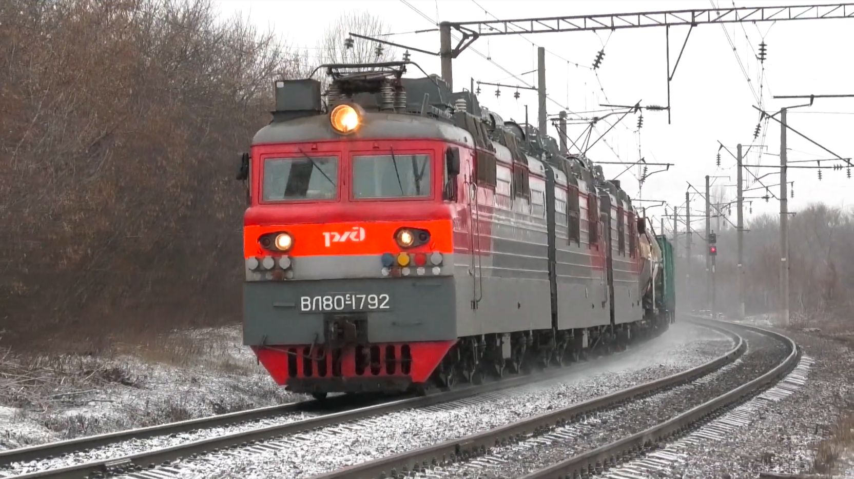 ВЛ80С-1792/1870 Б с грузовым поездом смотреть онлайн