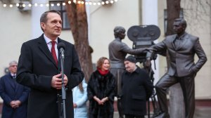 Памятник создателям «Семнадцати мгновений весны» открыли на Киностудии имени Горького