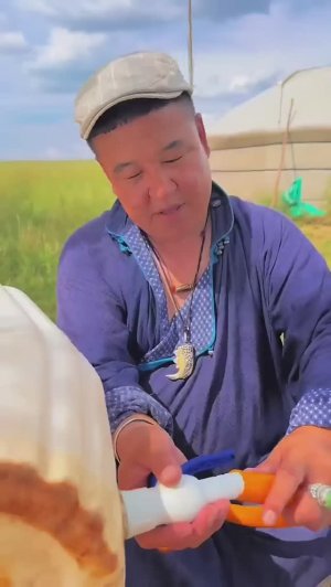 Изготовил летний душ около юрты и с братом кушаем жирное мясо и чай с молоком :)