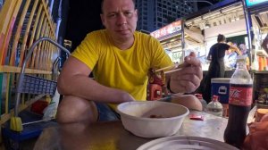 Пробую личинок и кузнечиков на ночной улице еды в Санья, Хайнань.