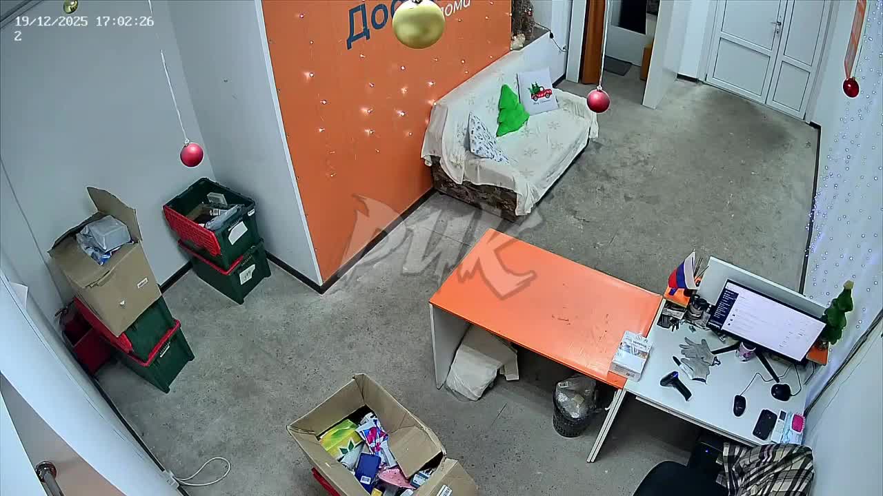 Машзавод. Центрально-Городской район Горловки. Момент прилёта снаряда ВСУ. смотреть онлайн