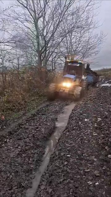 Трактор Беларус 1221.2 на грязной дороге смотреть онлайн