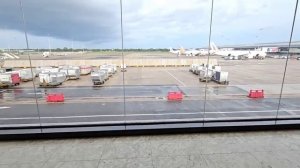 Муж хотел сделать мне сюрприз и заселить в комнату Чехова, но планы поменялись. Аэропорт Коломбо.