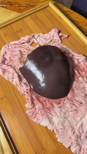 Печень в "шубке" - укутал брюшным жиром со специями внутри и поджарил на огне. Вот и обед готов :)