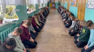 Украинские дети на коленях под вопли учителя: "А ну рты позакрывали все!"