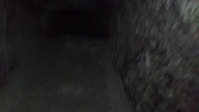 Иду по центральному проходу в пещерном храме в меловой горе в Воронежской области в Петропавловке