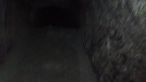 Иду по центральному проходу в пещерном храме в меловой горе в Воронежской области в Петропавловке