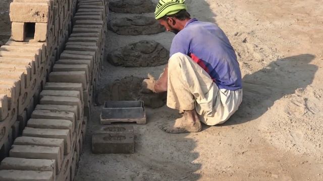 Производство кирпичей как и триста лет назад. Пакистан. смотреть онлайн