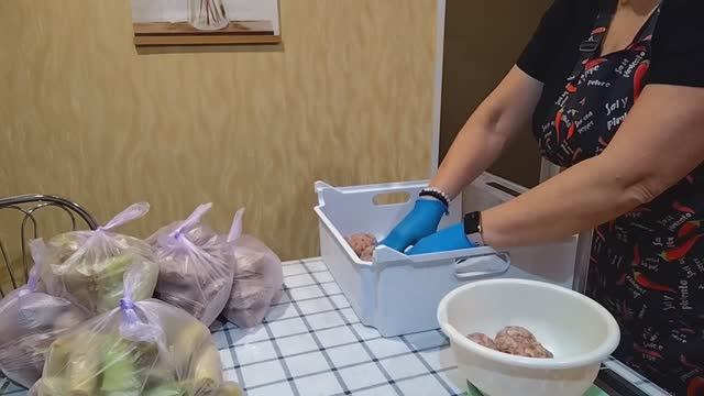 ПРОВОДИЛА ВАДИМА НА РАБОТУ//РАСФАСОВКА ПОЛУФАБРИКОВ смотреть онлайн