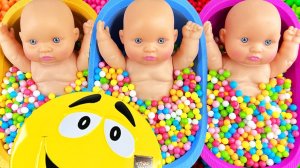 Мультики для детей. Мини кукляшки и яркие конфетки в ванночках. Смотреть мультики для малышей.