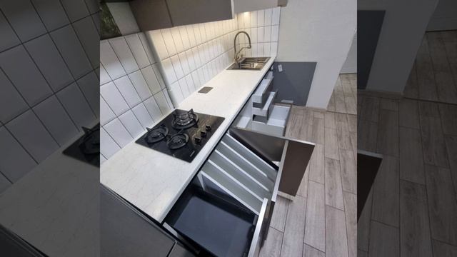 Идеальный Порядок: Прямая Кухня в Стильном Сером Цвете!