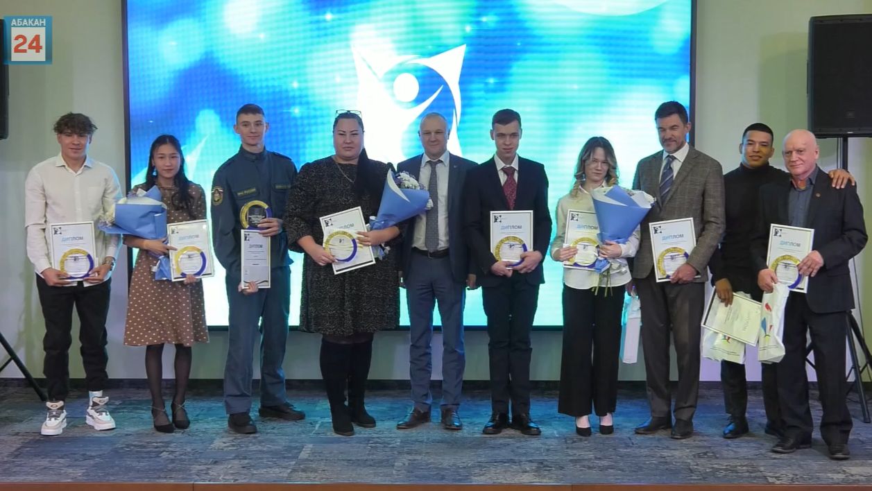 За успехи на чемпионатах, турнирах и кубках:лучшие спортсмены Хакасии и их тренеры получили награды смотреть онлайн