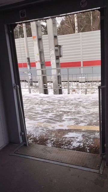 следующая Остановка Строитель, осторожно двери закрываются смотреть онлайн