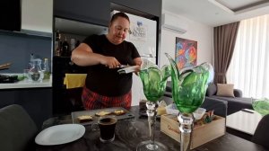 ДА Я САМА В ШОКЕ ЗАВТРАКАЮ НЕ ПЬЮ НЕ КУРЮ И СТИРАЮСЬ