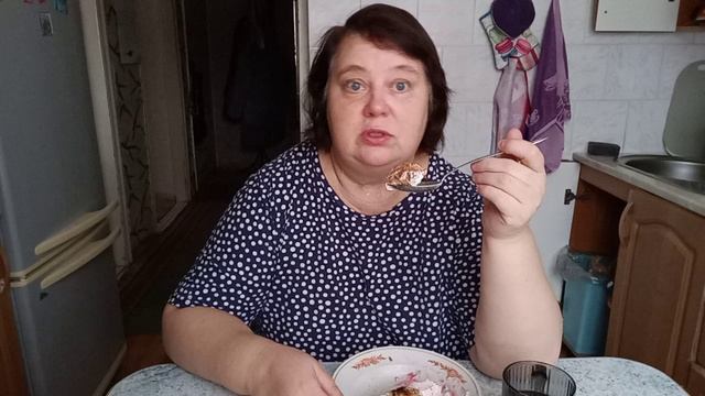 Неправильно ты тётя Оксана шарлотку ешь 🥮😆 смотреть онлайн