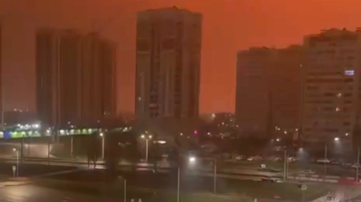 Появились кадры атаки БПЛА на Ростов-на-Дону. Атакованы гражданские объекты. 19.12.2025 смотреть онлайн