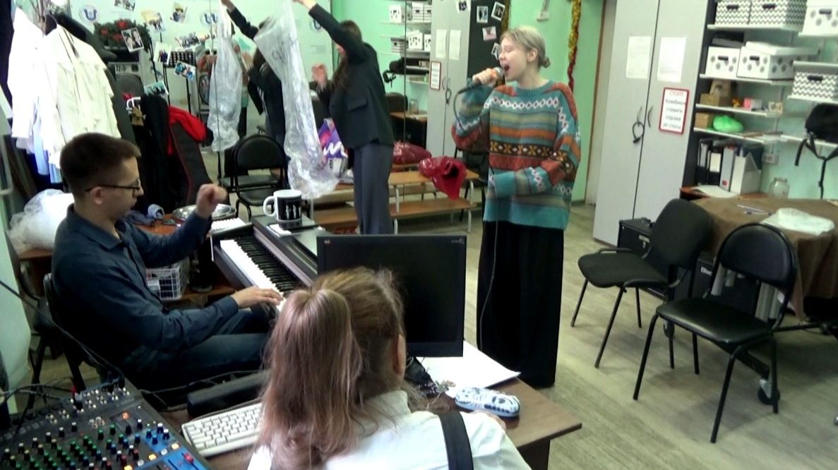 А.Ицкович. У окна-6я. На санках-5я. ДО экзамена-4 дня. Чистим,принимаем решения. Анастасия Щелканова