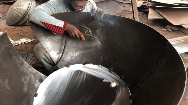 Огромный чан из старого корабельного железа. Изготовление. Пакистан. смотреть онлайн