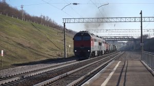 Тепловоз 2ТЭ116У-0284 на подъёме с техникой Ростсельмаша.