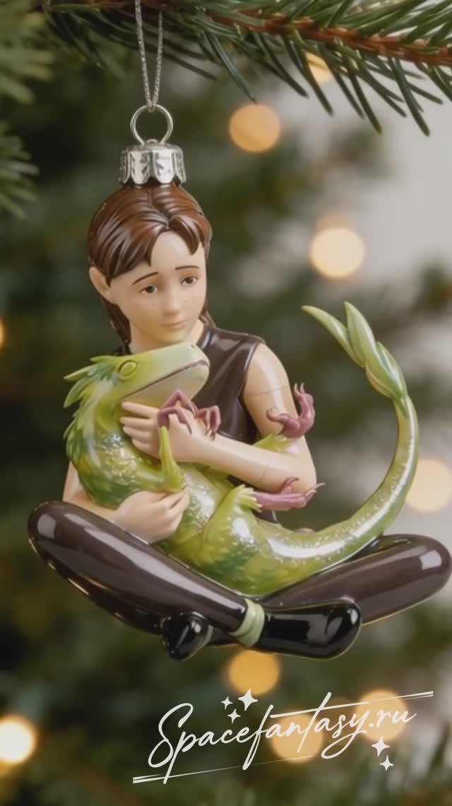 Елочная игрушка - Эли из комикса Дары бродячих льдов и ее домашний динозавр - коллекционная фигурка смотреть онлайн