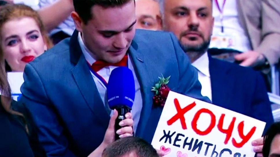 Журналист сделал предложение своей девушке во время прямой линии смотреть онлайн