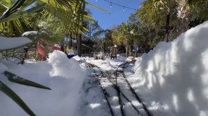Железная дорога с поездом во дворе