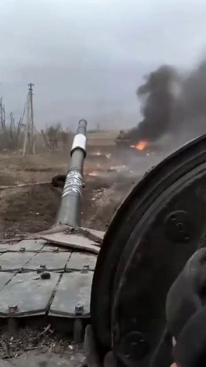 Подрыв нашего танка ,экипаж выбрался из машины,первый сразу после подрыва,другие 2 в конце видео.