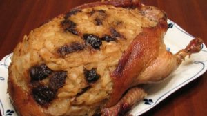 Утка с кислой капустой и черносливом