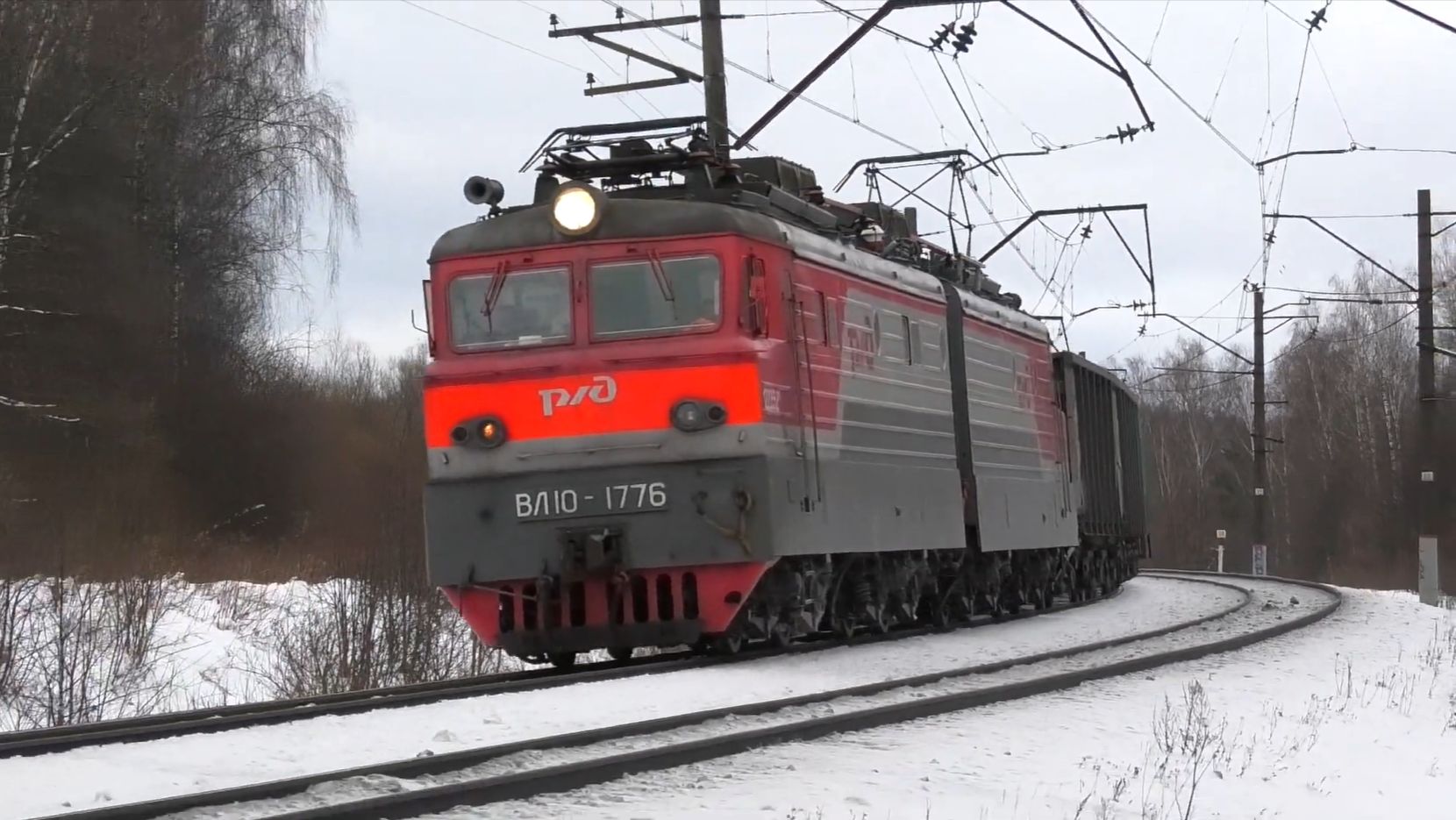 ВЛ10-1776 с грузовым поездом смотреть онлайн