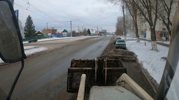 Пришла зима.Чистим прибордюрку.Приводим в порядок бульвар.
