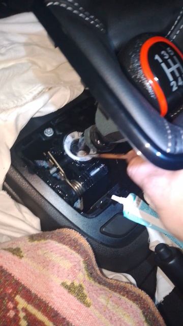 Смазываю силиконом из тюбика механизм под кожухом рычага КПП смотреть онлайн