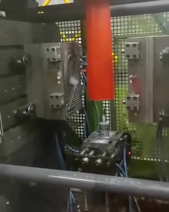 Вот так изготовляют пластиковую тару. смотреть онлайн