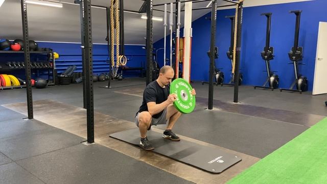 Растяжка таза с блином в позиции седа / Goblet Squat Hip Mobilization смотреть онлайн