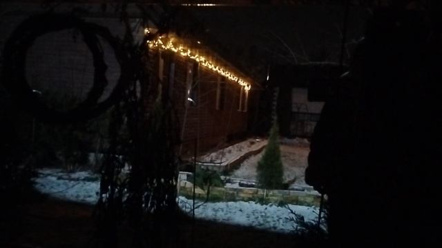 Новогодняя гирлянда под крышей дачного домика 19.12.2025 смотреть онлайн