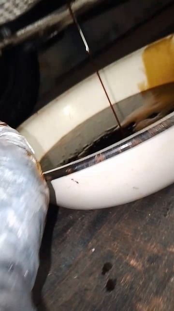 Сливаю наконец заводское масло с лада Веста Ng смотреть онлайн