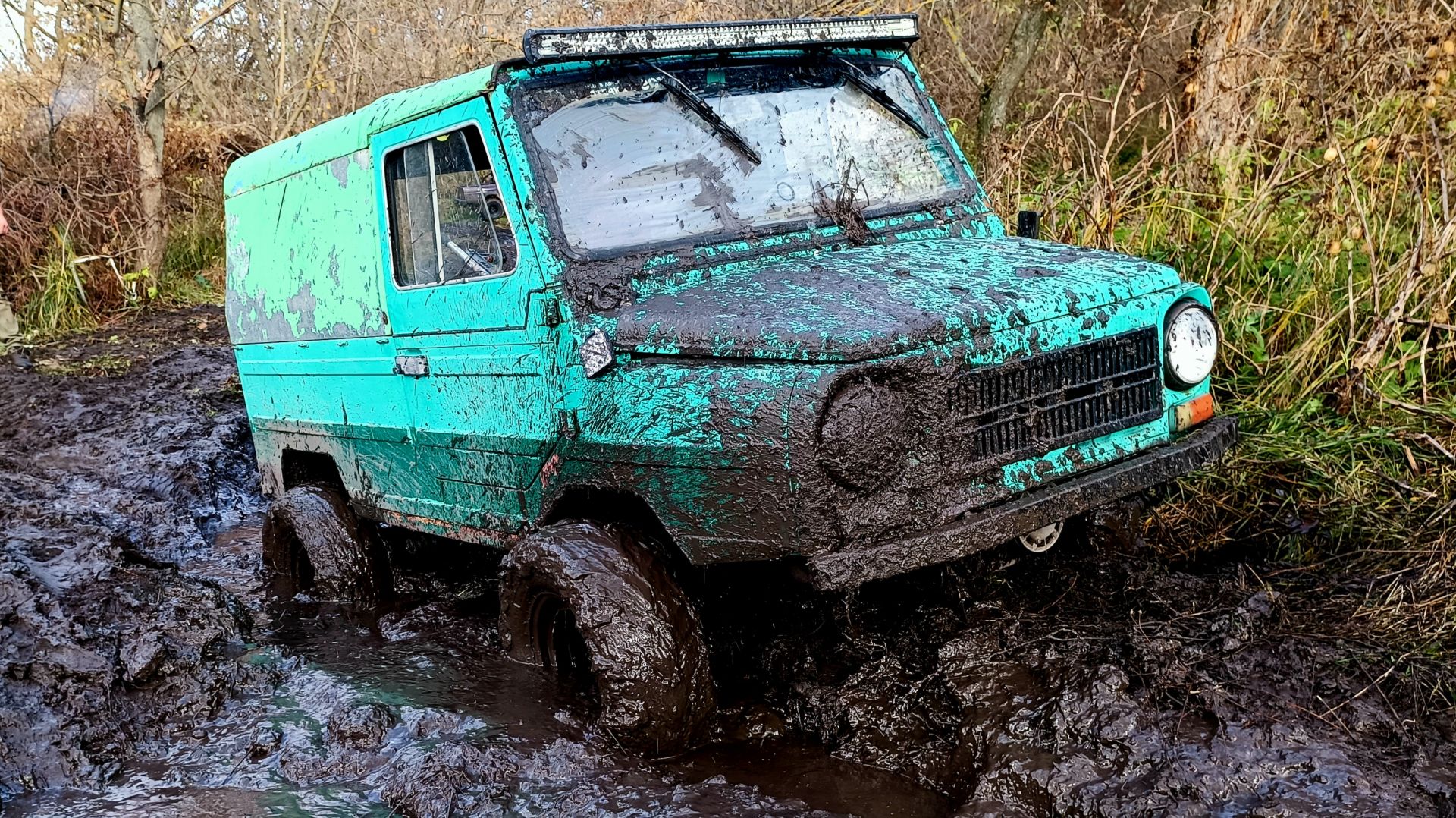 Безумец на ЛУАЗЕ приехал всех РАЗРЫВАТЬ. смотреть онлайн