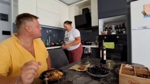 АРТЁМКА  @ArtemVoronovLive ПОЖАЛОВАЛ С ЦВЕТАМИ ХАЛЯЛЬНОЙ КОЛБАСОЙ И РЫБОЙ