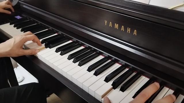 Пытаемся играть на пианино и петь смотреть онлайн