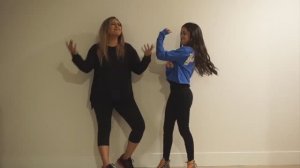 Дженна Ортега занимается йогой в леггинсах (jenna ortega make yoga workout in leggings)