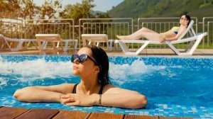 Купание в термальном источнике Каремши на Камчатке.